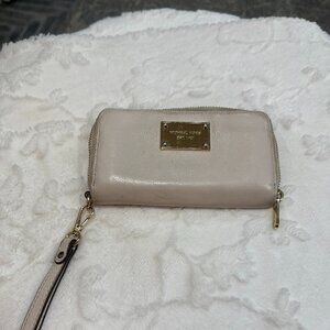 Michael Kors Zip Around Wristlet Wallet Cream Leather | Gold Logo Plate